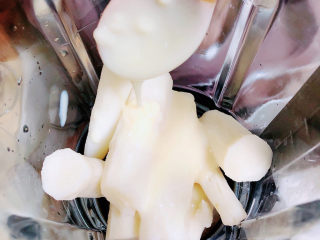 3、山药红豆糕,加入一大勺炼乳，大约30ml。