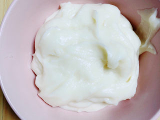 5、山药红豆糕,山药炼乳泥就打好了，放入碗中。