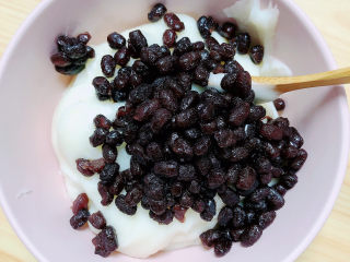 6、山药红豆糕,山药泥中加入蜜红豆。