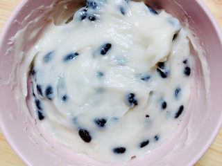 7、山药红豆糕,将山药泥红豆搅拌均匀。