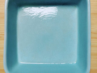 8、山药红豆糕,取一个平盘，盘壁上刷一些橄榄油。