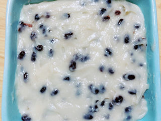 9、山药红豆糕,将山药红豆泥均匀平铺在盘中。