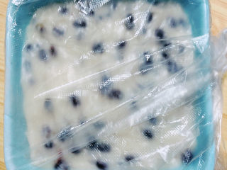 10、山药红豆糕,将盘中用保鲜袋密封住，放入冰箱中冷冻1小时。