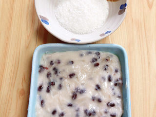 11、山药红豆糕,将凝固的山药红豆糕取出，准备好椰蓉。