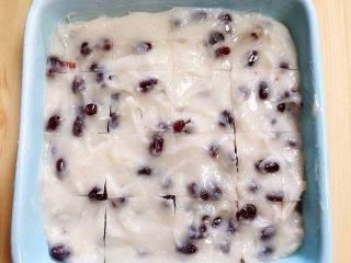 12、山药红豆糕,将山药红豆糕均匀分割成16份。