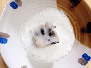 13、山药红豆糕,取出一块山药红豆糕放入椰蓉中，均匀沾上椰蓉。
