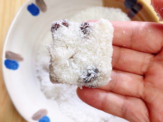 14、山药红豆糕,逐一将山药红豆糕粘好椰蓉，放入盘中。