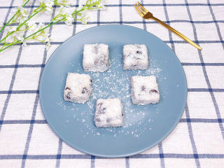 15、山药红豆糕,一盘香甜软糯的椰蓉山药红豆糕就上桌了！