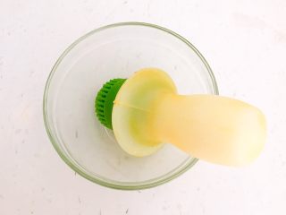 11、冬日暖心菜  荷塘月色,取一个小碗，在碗里面均匀的刷一层大豆色拉油