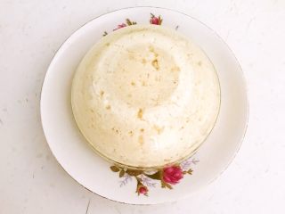 16、冬日暖心菜  荷塘月色,取一个小盘盖在碗上，然后倒扣过来，把豆腐取出来备用