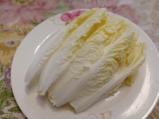 2、虾仁娃娃菜,娃娃菜每片叶子清水冲洗干净。