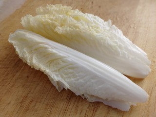 3、虾仁娃娃菜,对半切开。