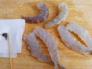 4、虾仁娃娃菜,明虾去头去壳，从背部切开，挑去虾线。