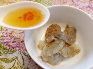 5、虾仁娃娃菜,放入半汤匙料酒。