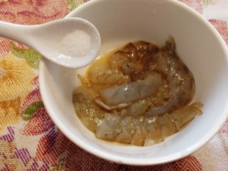 6、虾仁娃娃菜,少许盐，爪匀腌制几分钟入味。