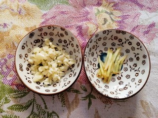 7、虾仁娃娃菜,蒜切碎，姜切丝。