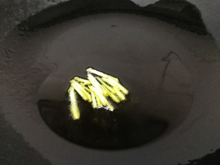 8、虾仁娃娃菜,热锅倒入适量油，放入姜丝小火炒香。