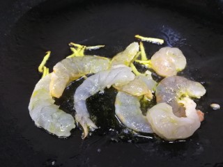 9、虾仁娃娃菜,放入虾仁。