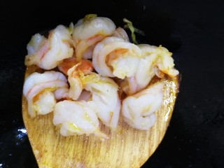 11、虾仁娃娃菜,盛出，以免虾仁炒老。