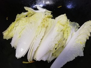 12、虾仁娃娃菜,放入娃娃菜。