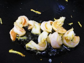 10、虾仁娃娃菜,文火炒至虾仁变白。