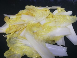 13、虾仁娃娃菜,用锅里的底油，文火翻炒娃娃菜。