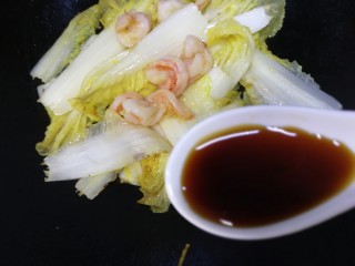 14、虾仁娃娃菜,娃娃菜炒软放入虾仁，加半汤匙酱油。