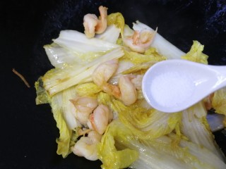 15、虾仁娃娃菜,半小勺盐，文火炒匀。