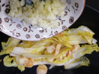 16、虾仁娃娃菜,出锅前洒上蒜末，翻炒一下即可。