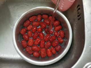 2、奶枣,红枣清洗干净