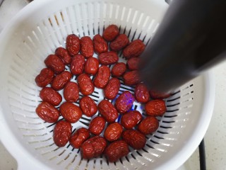 3、奶枣,用吹风机吹干水分