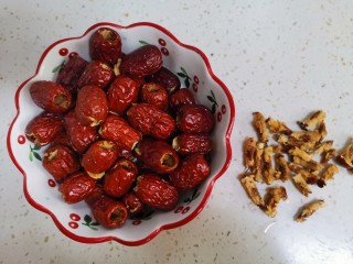 4、奶枣,用吸管去核，用吸管轻轻转动往前推出枣核