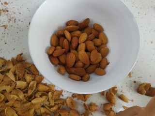 5、奶枣,巴旦木剥皮待用