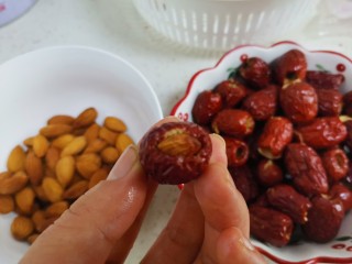 6、奶枣,再把巴旦木塞进红枣里