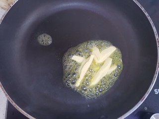 7、奶枣,平底锅烧热，加入黄油烧至融化