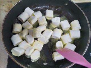 8、奶枣,加入棉花糖，小火不停地翻炒