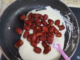 11、奶枣,关火，加入红枣，快速翻拌均匀