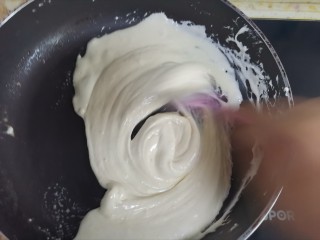 10、奶枣,小火，顺着一个方向快速搅拌均匀