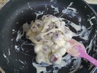 12、奶枣,快速翻炒均匀，使红枣全部裹上棉花糖