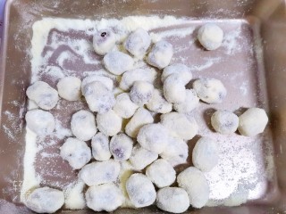 13、奶枣,趁热带手套把红枣分离，揉圆，粘上奶粉