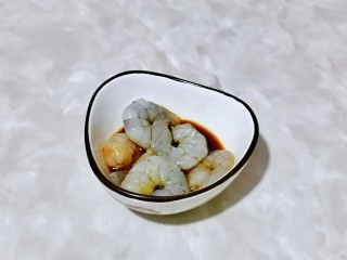 2、冬瓜鸡蛋汤,虾仁处理好后，加入料酒，生抽抓拌均匀腌制8分钟。
