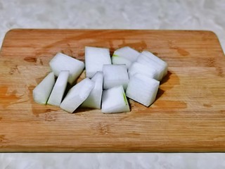 3、冬瓜鸡蛋汤,冬瓜去皮洗干净，切小块。