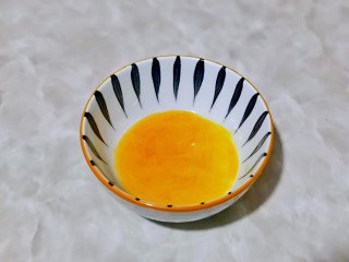 4、冬瓜鸡蛋汤,鸡蛋磕碗里打散。