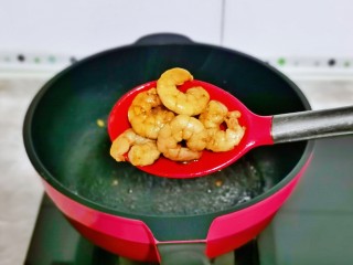 8、冬瓜鸡蛋汤,煸炒变色后盛出备用。