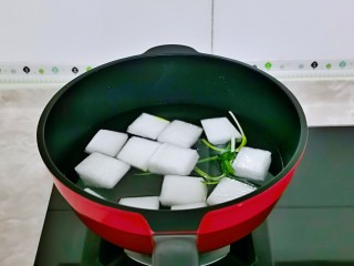 9、冬瓜鸡蛋汤,锅中加入纯净水，小葱去皮卷起来，再加入切好的冬瓜大火烧开。