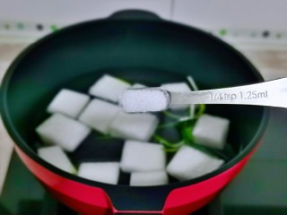 10、冬瓜鸡蛋汤,按个人口味加入盐，将冬瓜煮软。