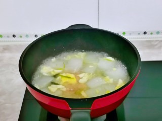 13、冬瓜鸡蛋汤,大火煮30秒关火。