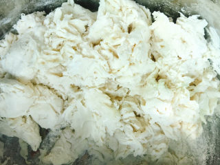 2、红枣红糖馒头,搅拌成絮状