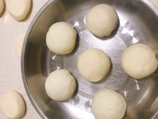 14、红枣红糖馒头,翻面放，整形后放入盘中