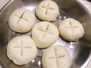 16、红枣红糖馒头,用刀在上面划个十字